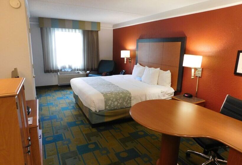 فندق Days Inn & Suites By Wyndham Schaumburg  Woodfield Mall