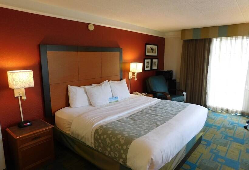 فندق Days Inn & Suites By Wyndham Schaumburg  Woodfield Mall