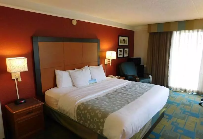 ホテル Days Inn & Suites By Wyndham Schaumburg Woodfield Mall