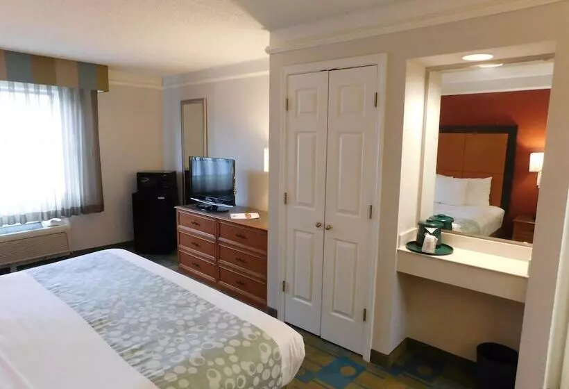ホテル Days Inn & Suites By Wyndham Schaumburg Woodfield Mall