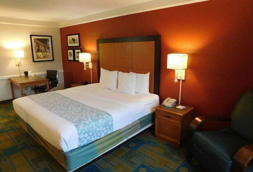 فندق Days Inn & Suites By Wyndham Schaumburg  Woodfield Mall