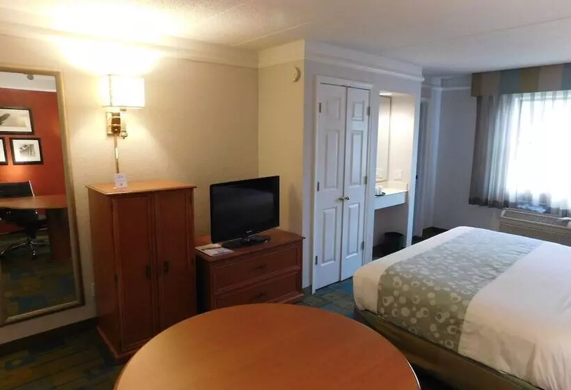 ホテル Days Inn & Suites By Wyndham Schaumburg Woodfield Mall