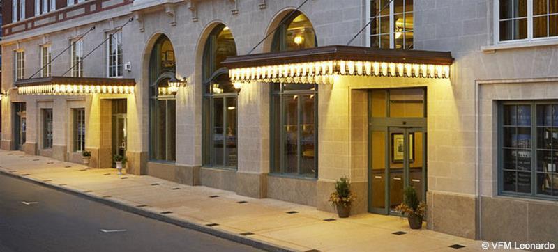 هتل Julien Dubuque