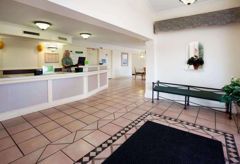 هتل La Quinta Inn By Wyndham Austin Oltorf