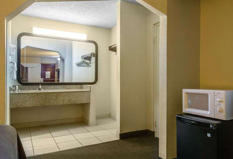 هتل Rodeway Inn & Suites