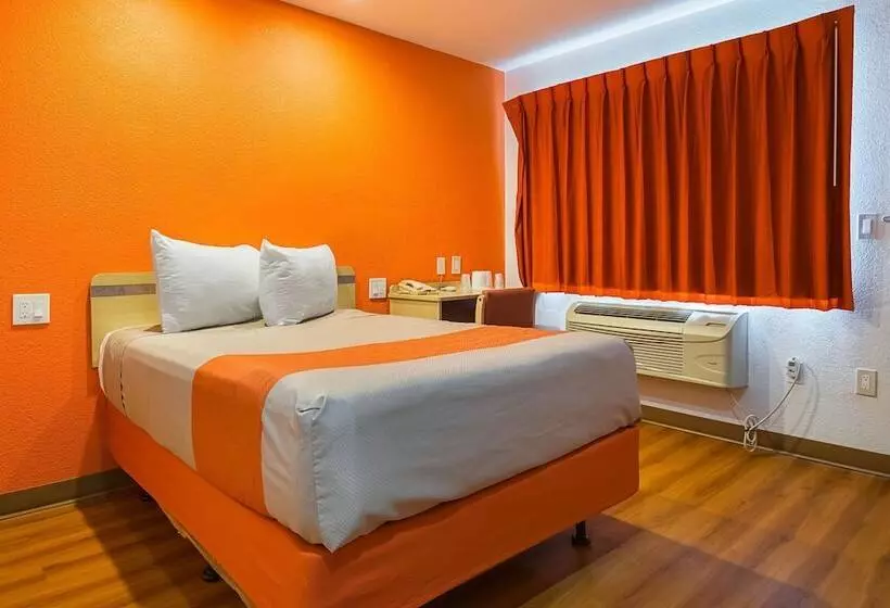 Motel 6 Lost Hills / Buttonwillow Racetrack