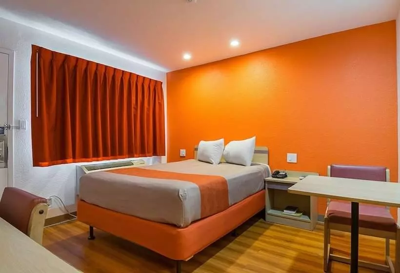 Motel 6 Lost Hills / Buttonwillow Racetrack