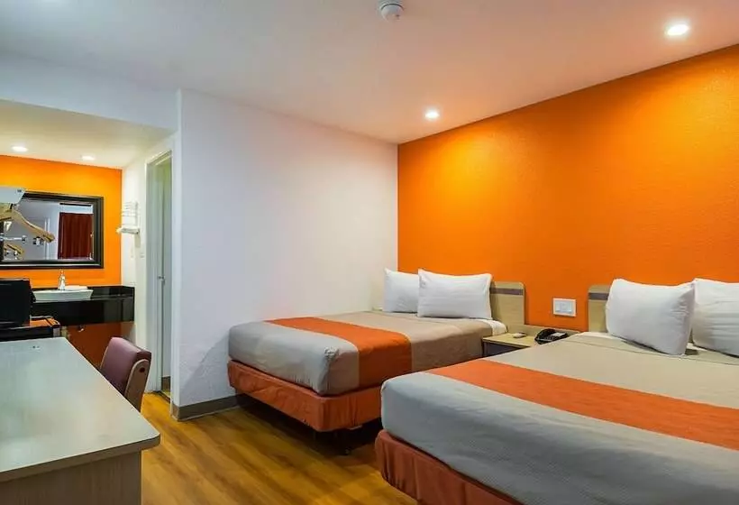 Motel 6 Lost Hills / Buttonwillow Racetrack