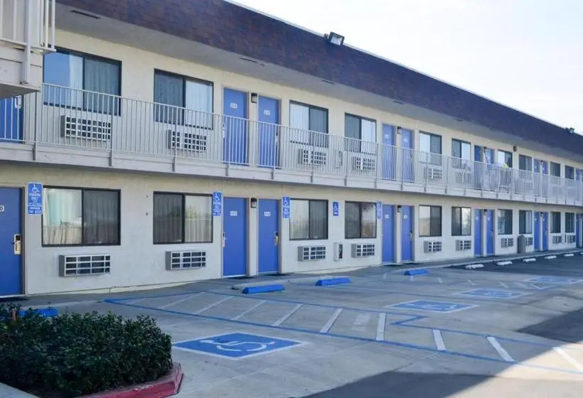 Motel 6 Lost Hills / Buttonwillow Racetrack