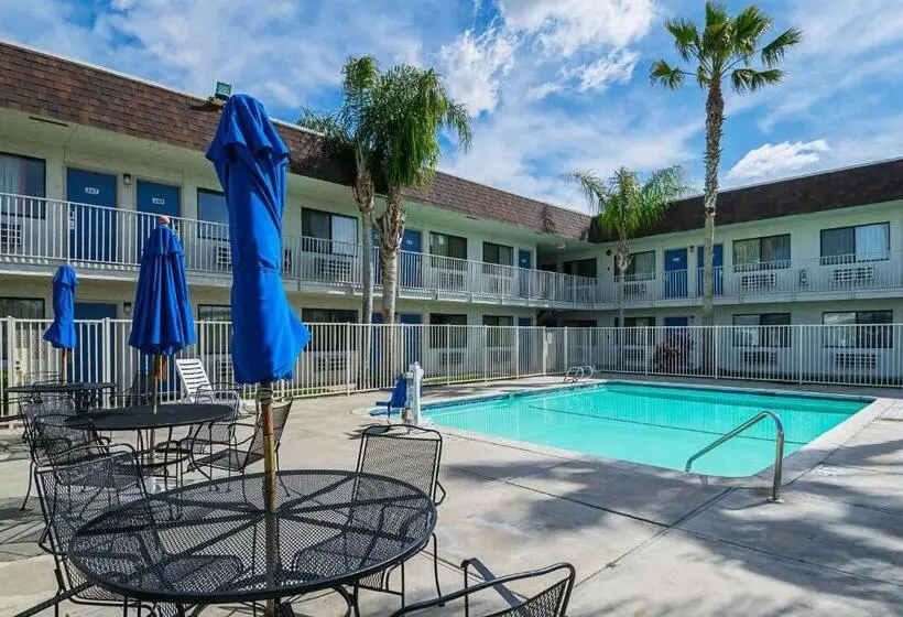 Motel 6 Lost Hills / Buttonwillow Racetrack