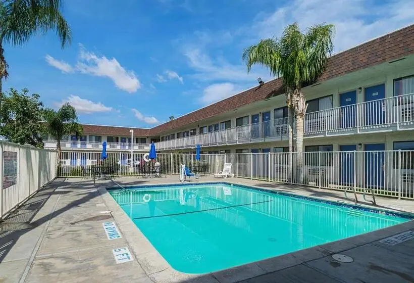 Motel 6 Lost Hills / Buttonwillow Racetrack