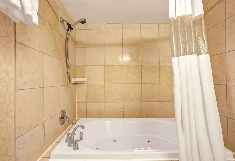 בית מלון כפרי Baymont By Wyndham Bremerton Wa