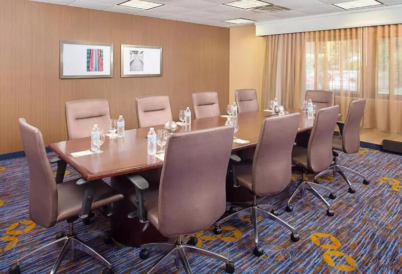 Отель Courtyard Montvale