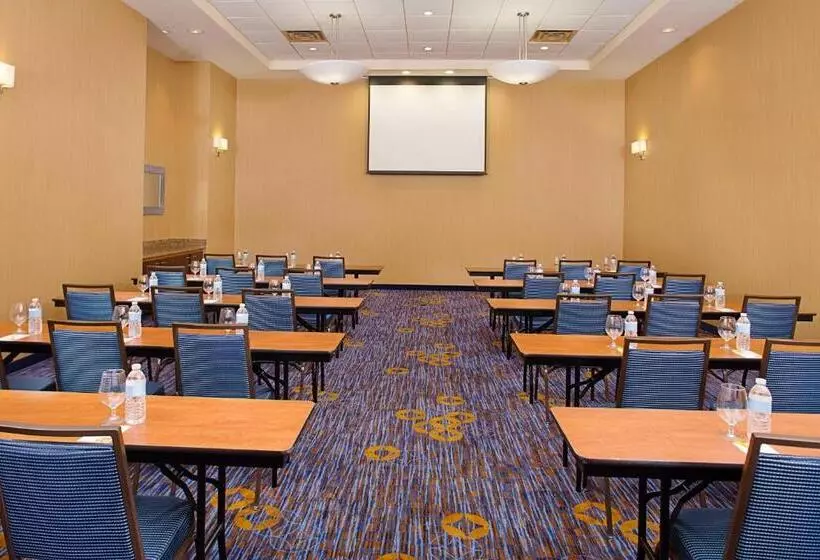 Отель Courtyard Montvale