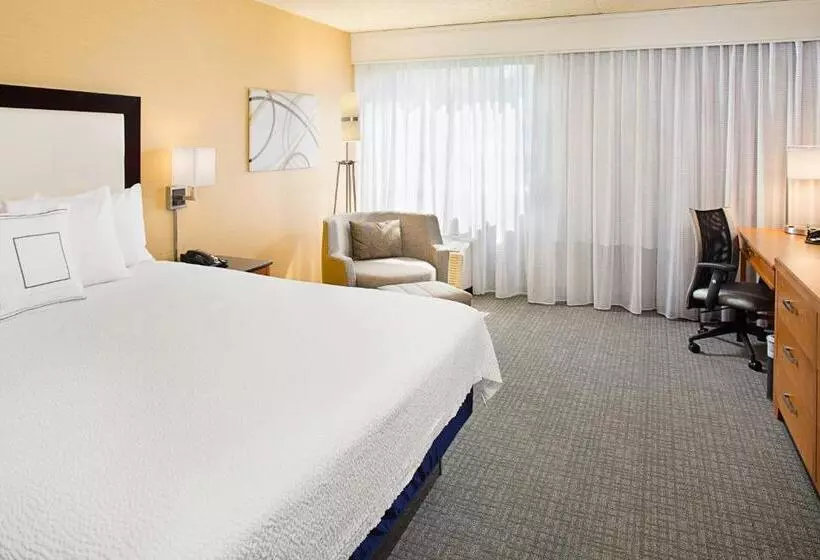 Отель Courtyard Montvale