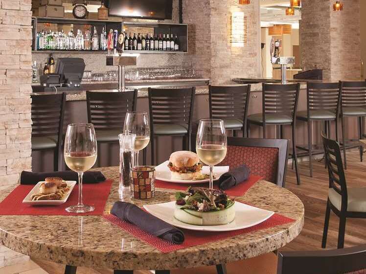 فندق Embassy Suites By Hilton Nashville Airport