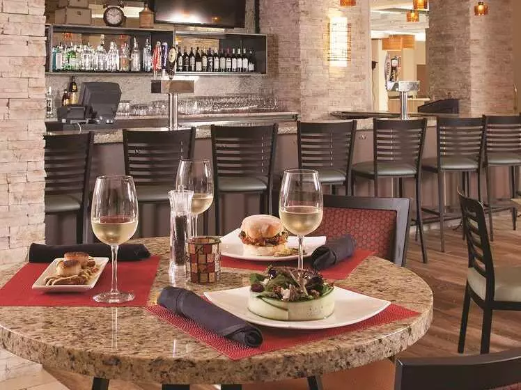 هتل Embassy Suites By Hilton Nashville Airport