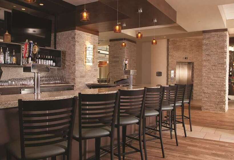 فندق Embassy Suites By Hilton Nashville Airport