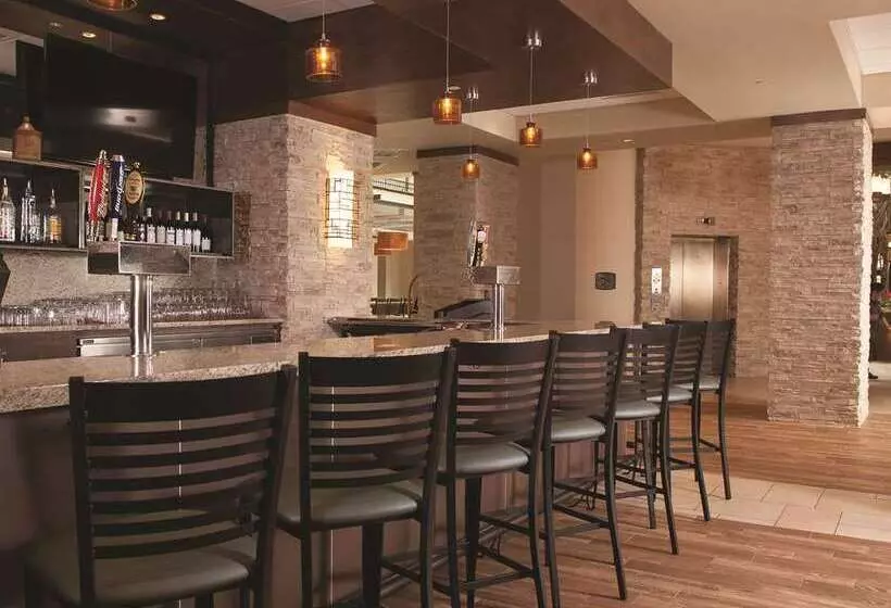 هتل Embassy Suites By Hilton Nashville Airport