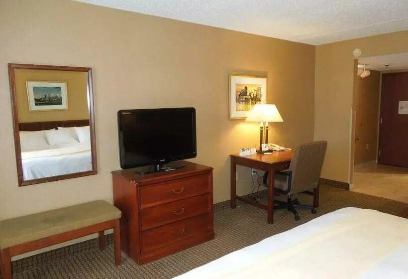 Отель Rl Cleveland Airport West