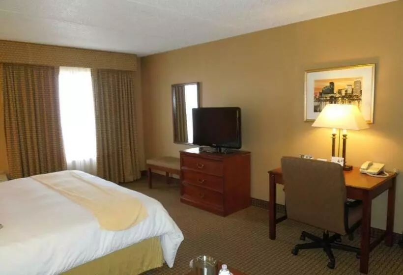 Отель Rl Cleveland Airport West