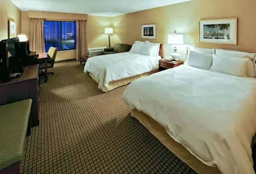 Отель Rl Cleveland Airport West