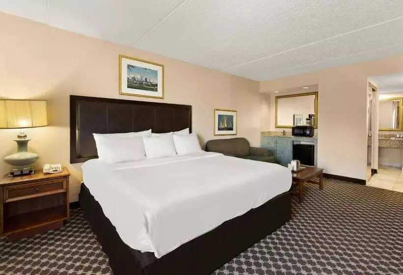 Отель Rl Cleveland Airport West