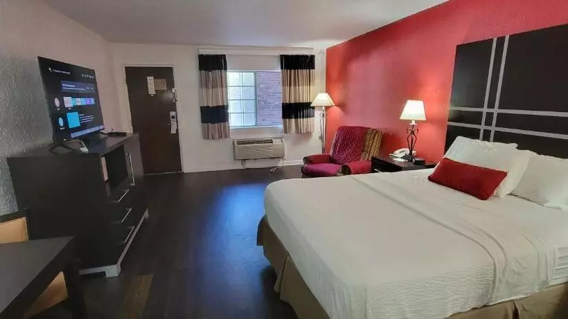 هتل Ramada By Wyndham Mountain Home