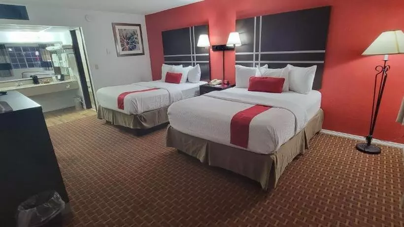 هتل Ramada By Wyndham Mountain Home