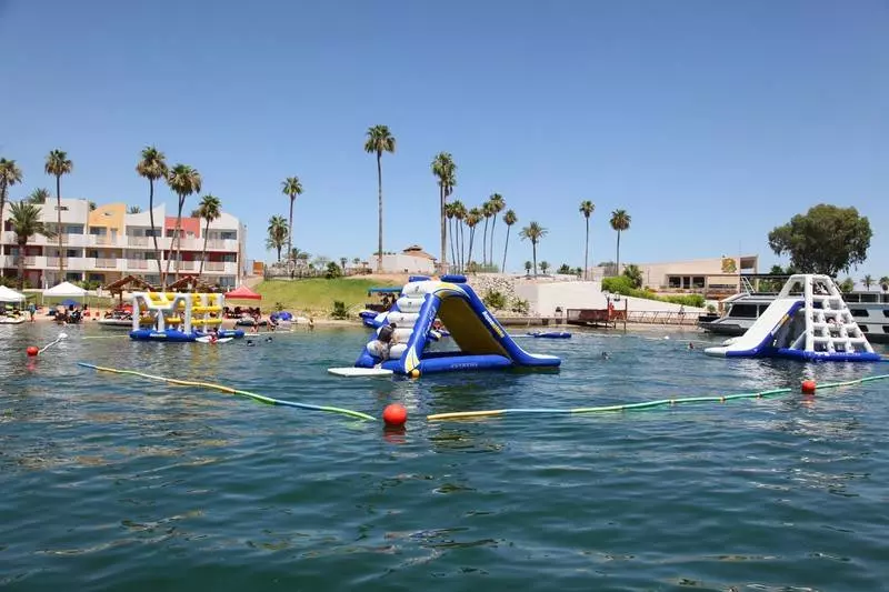 فندق The Nautical Beachfront Resort