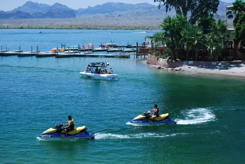 فندق The Nautical Beachfront Resort