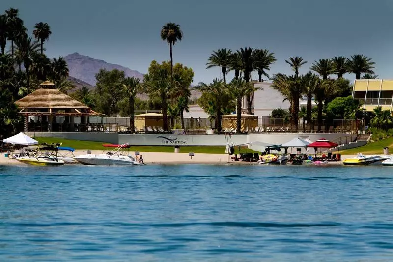 فندق The Nautical Beachfront Resort