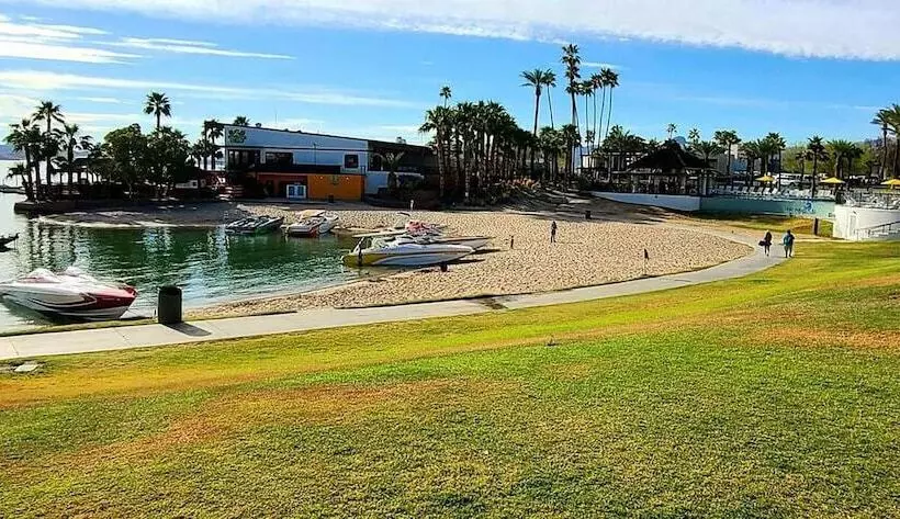 فندق The Nautical Beachfront Resort