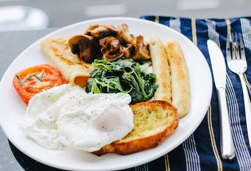 فندق The Nautical Beachfront Resort