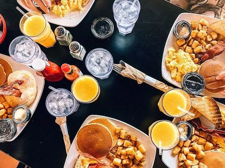 فندق The Nautical Beachfront Resort