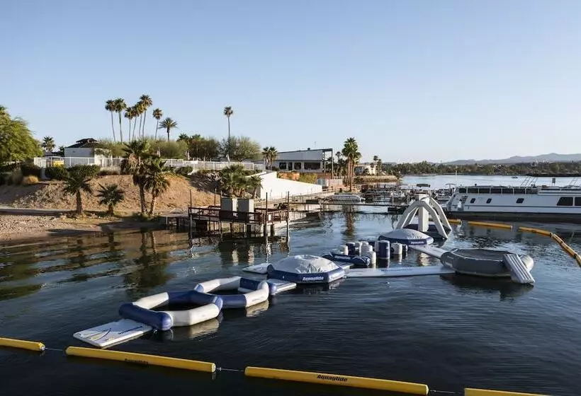 فندق The Nautical Beachfront Resort