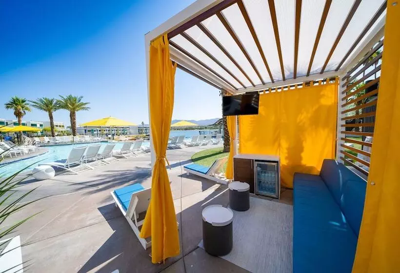 فندق The Nautical Beachfront Resort