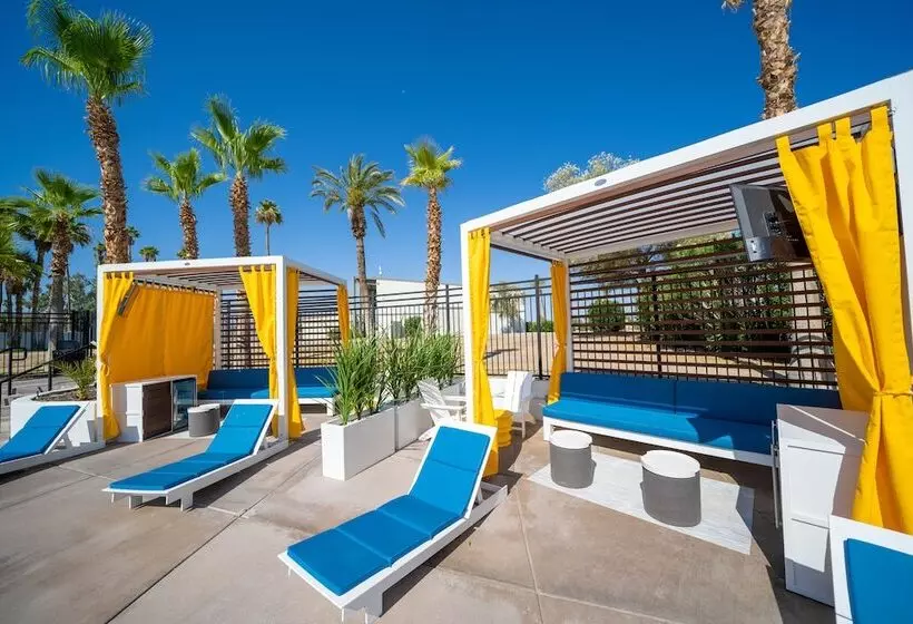 فندق The Nautical Beachfront Resort