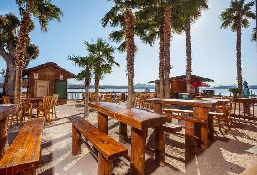 فندق The Nautical Beachfront Resort