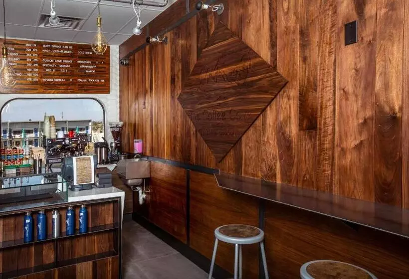 فندق The Nautical Beachfront Resort