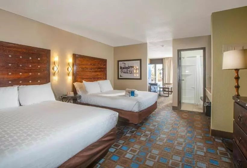 فندق The Nautical Beachfront Resort