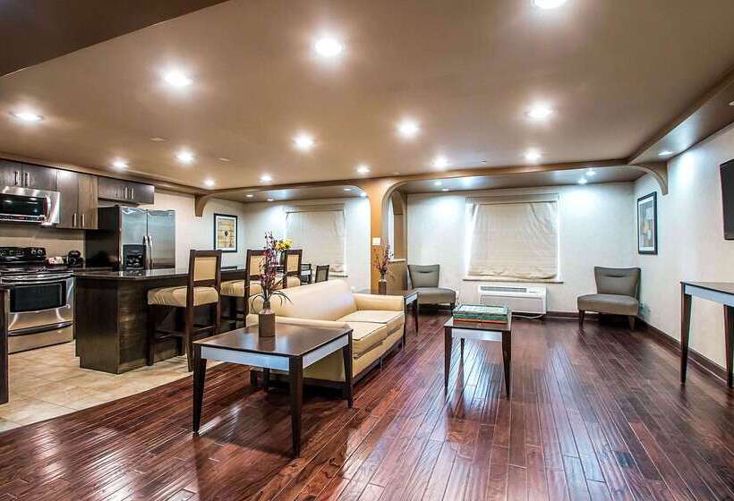 בית מלון כפרי Clarion Inn Elmhurst  Oak Brook Near I88, I290, I294