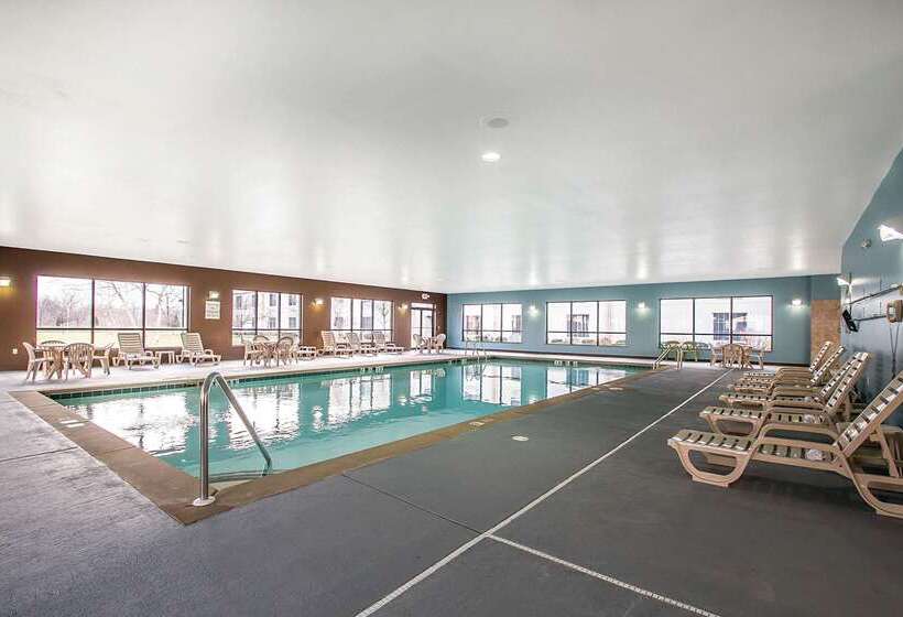 בית מלון כפרי Clarion Inn Elmhurst  Oak Brook Near I88, I290, I294