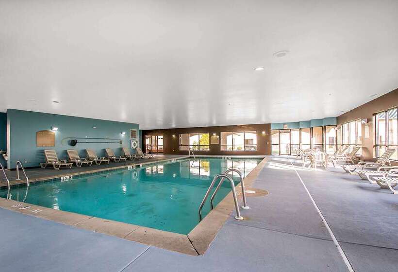 בית מלון כפרי Clarion Inn Elmhurst  Oak Brook Near I88, I290, I294