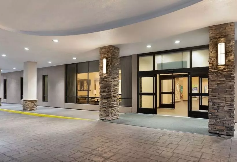 Отель Holiday Inn Rock Island Quad Cities, An Ihg