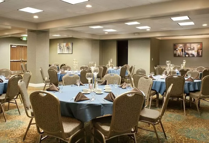 Отель Holiday Inn Rock Island Quad Cities, An Ihg