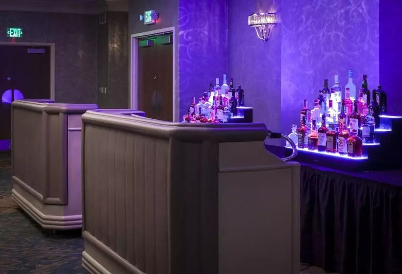 Отель Holiday Inn Rock Island Quad Cities, An Ihg