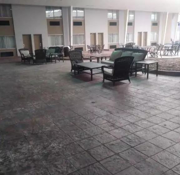 酒店 Ramada Plaza By Wyndham Louisville & Conference Center