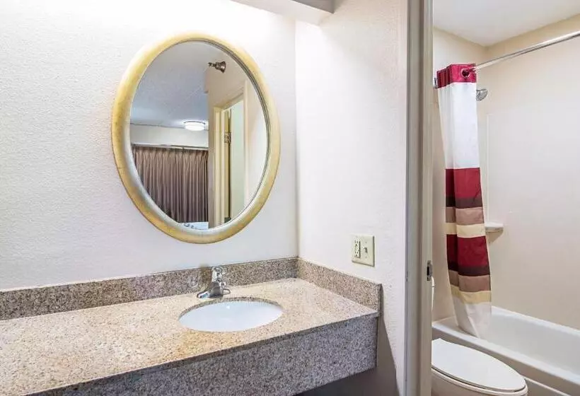 Otel Red Roof Inn Hampton Coliseum And Convention Center