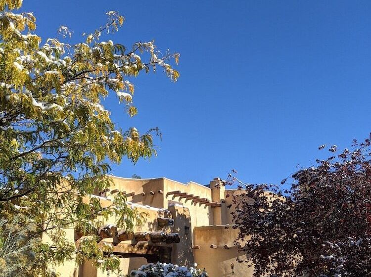 هتل Sagebrush Inn & Suites